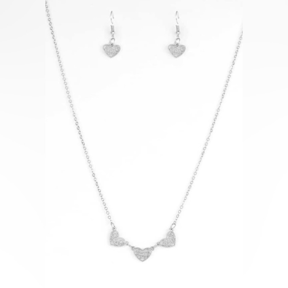 ❣️Dainty silver hearts short necklace❣️*